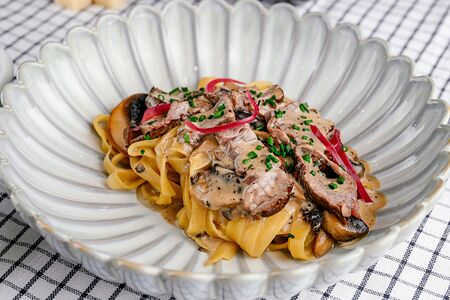 Паста с грибами и ростбифом