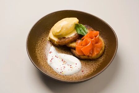 Драники с форелью и яйцом пашот 