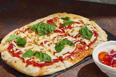 Пицца Маргарита с черри и красным луком