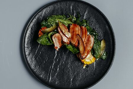 Филе утки с молодой кукурузой и соусом Бургунь