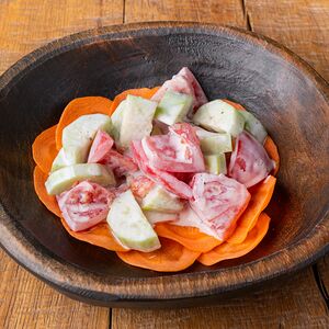 Салат из свежих овощей со сметаной