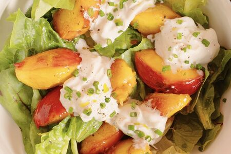 Салат с нектаринами и со страчателлой