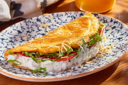 Омлет с томатами и творожным сыром