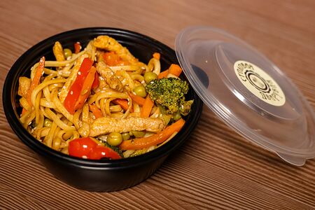 Удон со свининой терияки и брокколи