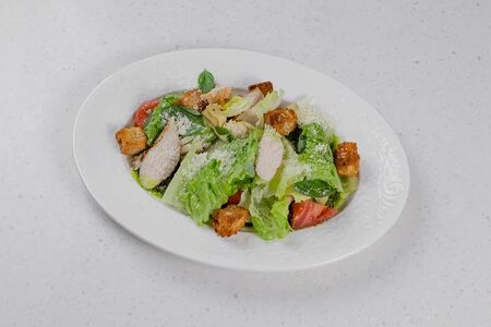 Панцанелла с куриной грудкой и соусом песто