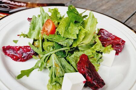 Салат с запеченной свеклой и сыром фета