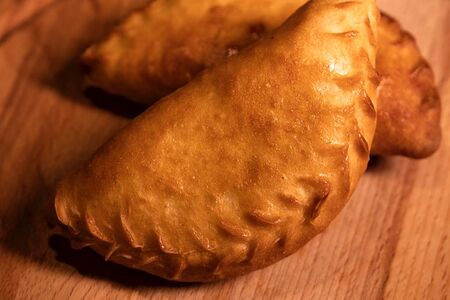 Пирожок с луком и яйцом