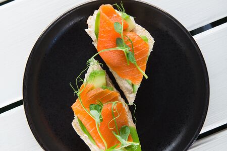 Брускетта с лососем