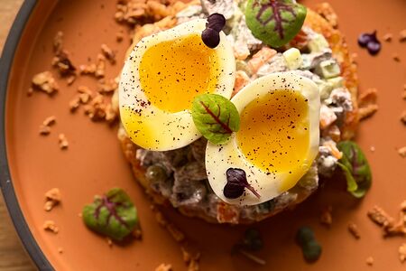 Оливье с телятиной на картофельной вафле 