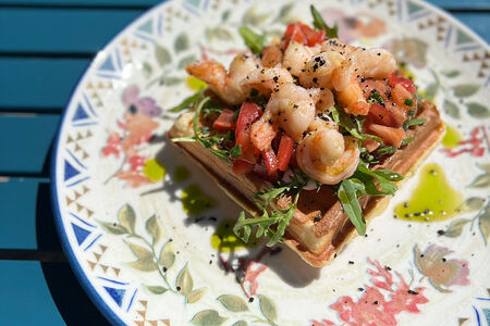 Вафля с креветками томатом и рукколой