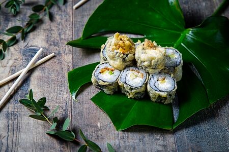 Теплый ролл с угрем