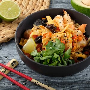 Wok с лапшой и креветками