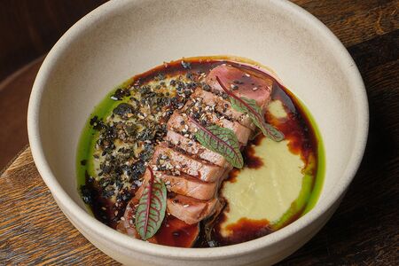 Обожженный тунец с кремом из сельдерея и яблока с соусом