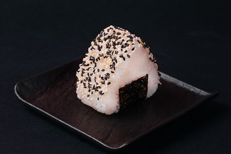 Онигири Тунец