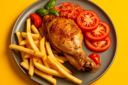 Запеченная куриная ножка с фри и овощами  