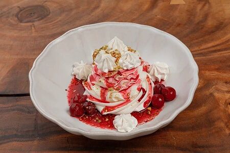 Десерт Павлова с вишней