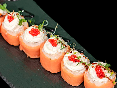 Ролл с лососем и красной икрой