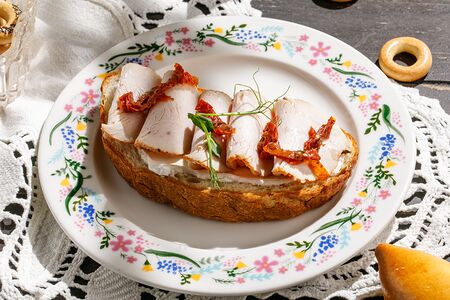 Брускетта с индейкой и вялеными томатами