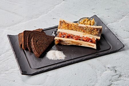 Костный мозг с копченой солью и печеным чесноком