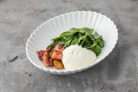 Салат с осьминогом, печеным картофелем и муссом пармезан