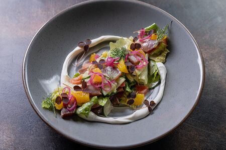 Салат с сомом унаги, свежими овощами, крем-сыром и сегментами цитрусовых