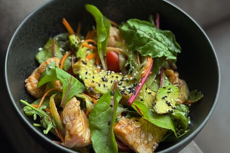 Салат с лососем терияки