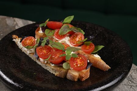 Брускетта со страчетеллой и томатами