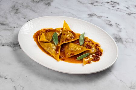 Равиолли с телячьими щечками в соусе Бер-блан