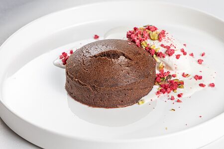 Шоколадный фондан с мороженым 