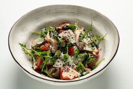 Салат с вешенками, рукколой, помидорами и пармезаном