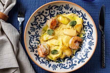 Скрембл с камамбером и креветками