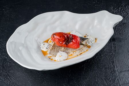 Судак, соус из миндаля и белого вина, печеный болгарский перец