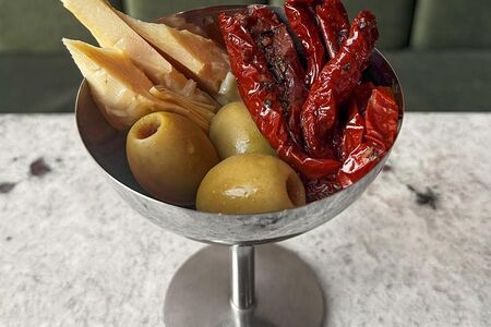 Оливки, артишоки, вяленые томаты