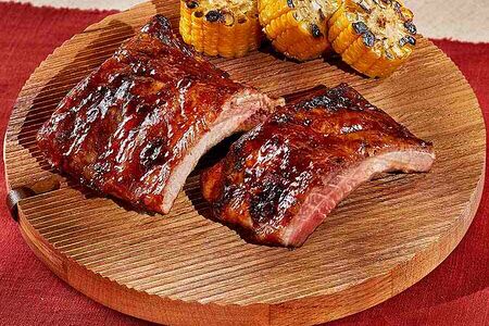 Ребра барбекю с кукурузой