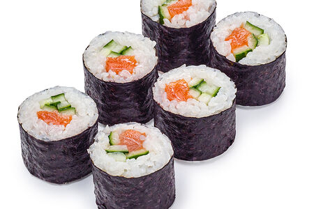 Ролл с лососем и огурцом