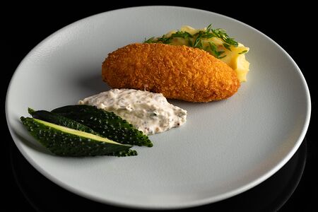 Котлета по-киевски с соусом ремулад