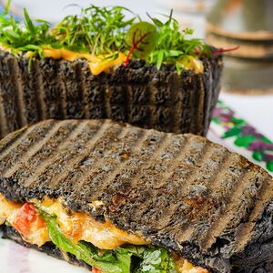 Сэндвич с филе цыпленка и беконом