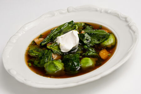 Грибной бульон с картофельными равиоли и шпинатом