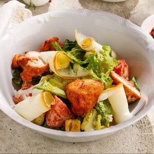 Теплый салат с курицей и копченым сыром сулугуни