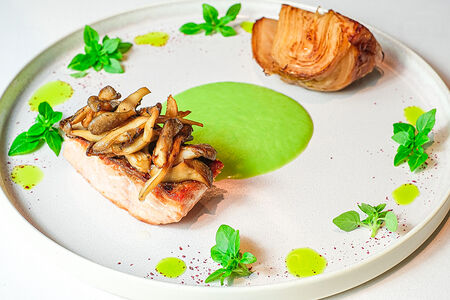 Лосось с запечённой капустой и вешенками