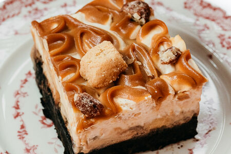 Банановый брауни с соленой карамелью