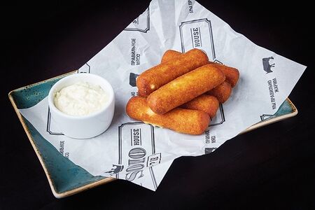 Сырные палочки с соусом блю чиз