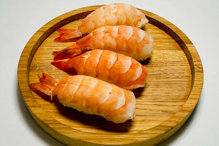 4 суши с креветкой