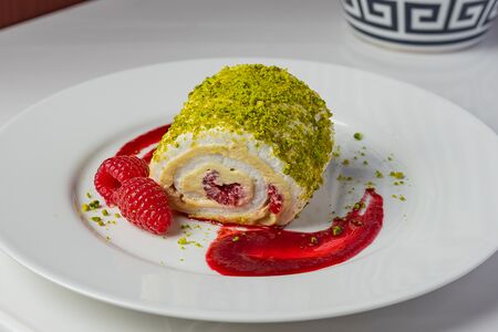 Меренговый рулет с малиной