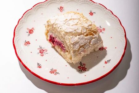 Меренговый рулет с малиной 