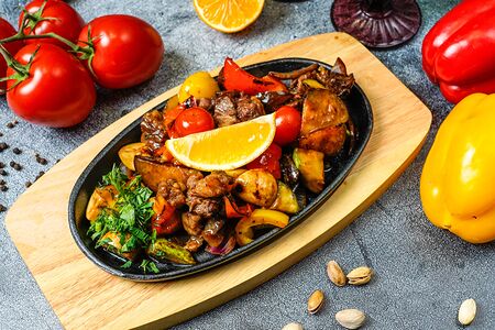 Жареное мясо на сковороде