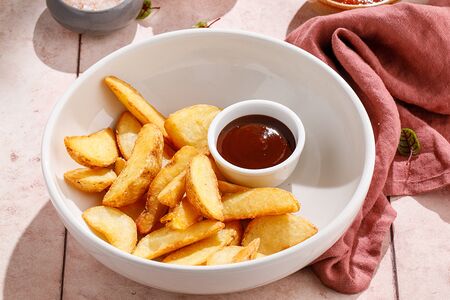 Картофельные дольки с соусом BBQ