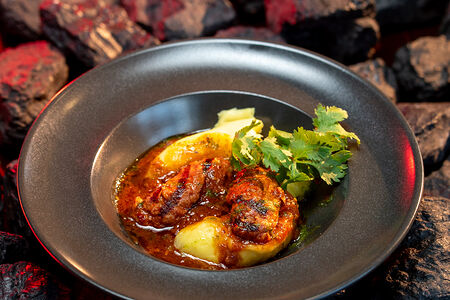 Кебабы из фермерского фарша в Кавказском соусе на картофельном пюре