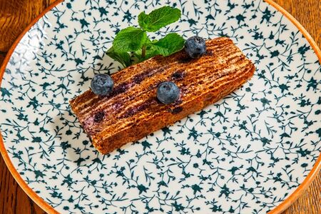 Карамельный медовик с черникой