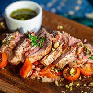 Тальята из свинины с беконом, черри и соусом песто